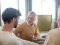 Padre explica a su hijo cómo dejar vivienda en usufructo. Conversación familiar en un salón acogedor.