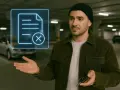 Hombre con llaves en garaje, gesto de duda ante icono de documento tachado. ¿Problemas con el alquiler de plaza de garaje sin contrato?
