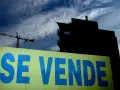 Cartel de "SE VENDE" en amarillo, con grúa y edificio en silueta negra. Oportunidad de venta nuda propiedad.