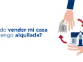 ¿Puedo vender mi casa si tengo un contrato de alquiler? Ilustración de manos intercambiando dinero y una casa.