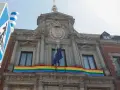 Un edificio oficial luce una bandera arcoíris, mostrando que puedo poner una bandera en mi casa para celebrar.