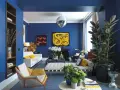 Salón moderno con paredes azul cobalto. Sofá blanco, sillón mostaza y cojines amarillos. Arte abstracto y plantas. Colores que combinan con el azul resaltan.