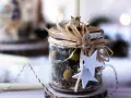 Botes de cristal decorados para velas, con flores secas y estrellas de papel. Una forma rústica y encantadora de adornar y decorar botes de cristal para velas.