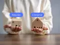 Manos sostienen casas de madera, una con "Alquilar" y otra con "Comprar", planteando la duda de si vivir de alquiler toda la vida es la mejor opción.