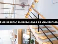 Elegante rellano escalera decoracion con lámparas doradas y arte en la pared. El descansillo escalera luce moderno y acogedor.