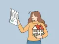 Mujer sonriente sostiene una casa y un documento, indicando cómo saber si una casa tiene seguro.