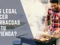 Hombre sonriente asa carne en barbacoa. ¿Es legal hacer barbacoas en tu vivienda? Conoce la normativa barbacoas en chalets.