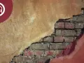El desprendimiento de la fachada revela ladrillos antiguos, un reflejo de lo que pasa con los propietarios de un edificio en ruinas.