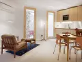 Espacio moderno con cocina y sala, ideal para cumplir los requisitos para convertir un local en vivienda.