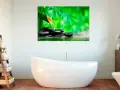Un cuadro con bambú y piedras de spa, ideal para crear ideas de cuadros para baños relajantes y zen.