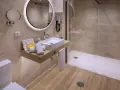 Baño moderno con ducha, lavabo y WC. Se podría pensar que para cambiar bañera por ducha hace falta licencia de obra, pero aquí ya está hecho.