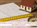 Plano catastral, cinta métrica, brújula y maqueta de casa. Guía para saber como saber quien es el propietario de una vivienda.