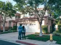 Pareja joven contempla su nueva casa a nombre de dos personas no casadas, un futuro compartido.