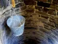 Un cubo cuelga de una cuerda en un pozo de piedra. ¡Qué útil sería si pudiera hacer un pozo en mi parcela!