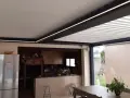 Modernas ideas para techar patio interior: pérgola con iluminación LED, cocina exterior y cortinas enrollables para disfrutar al máximo.