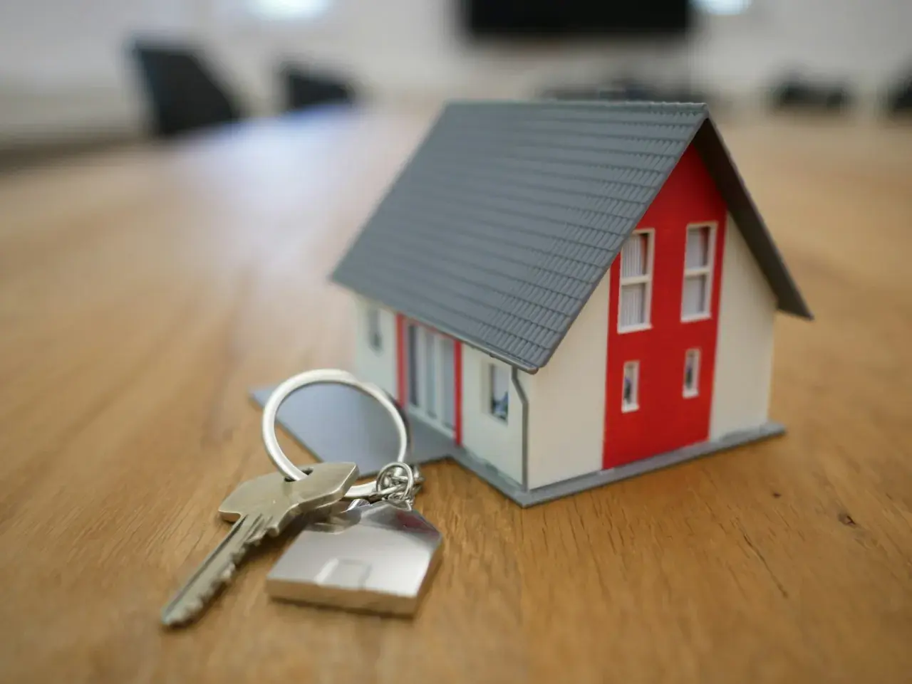 Llaves de una casa modelo, con un llavero en forma de casa. Incluso si te embargan la casa, pueden vivir en ella.