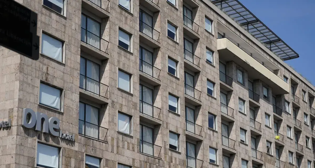 Edificio del Hotel One. Averigua como saber de quien es una propiedad revisando la fachada y el letrero.