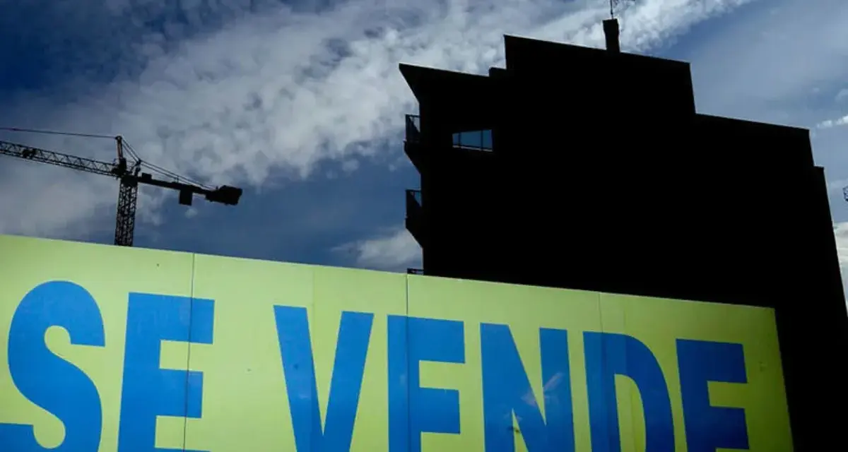Cartel de "SE VENDE" en amarillo, con grúa y edificio en silueta negra. Oportunidad de venta nuda propiedad.
