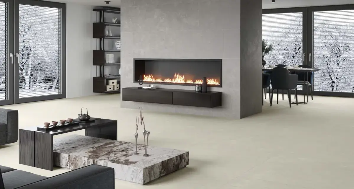 Elegante sala de estar con chimenea moderna y minimalista. La pared de la chimenea es ideal para decorar pared chimenea, con un diseño limpio y acogedor.