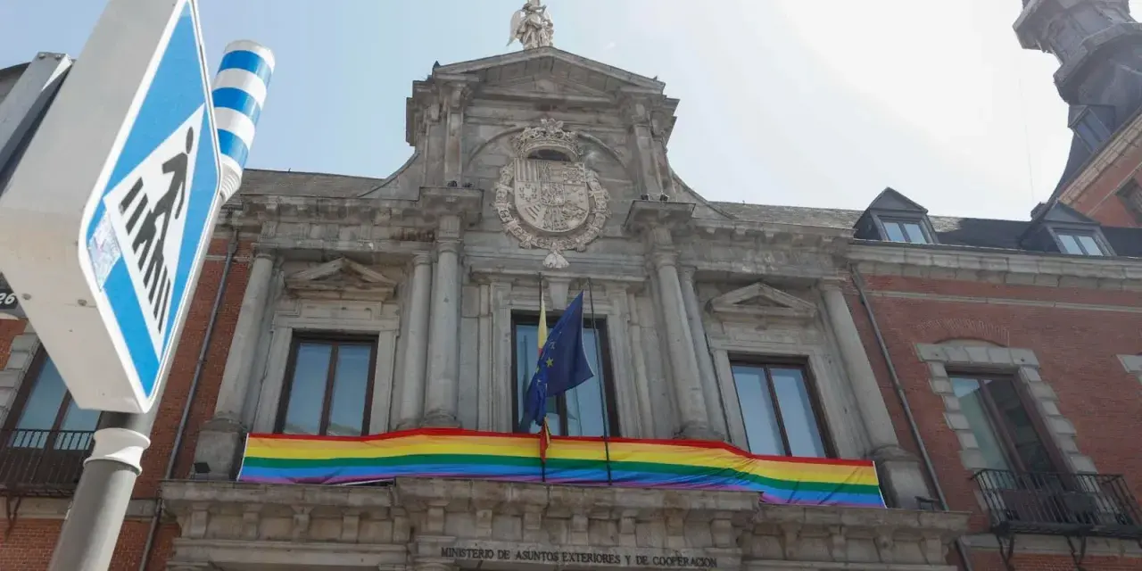 Un edificio oficial luce una bandera arcoíris, mostrando que puedo poner una bandera en mi casa para celebrar.