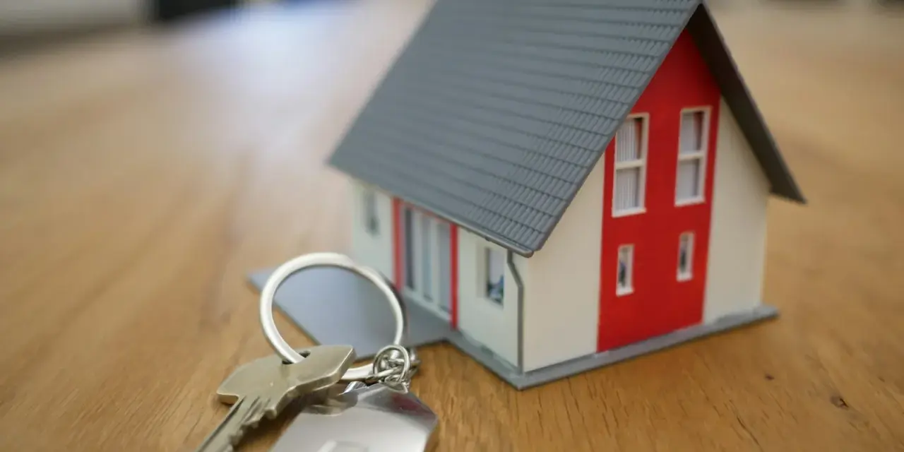 Llaves de una casa modelo, con un llavero en forma de casa. Incluso si te embargan la casa, pueden vivir en ella.