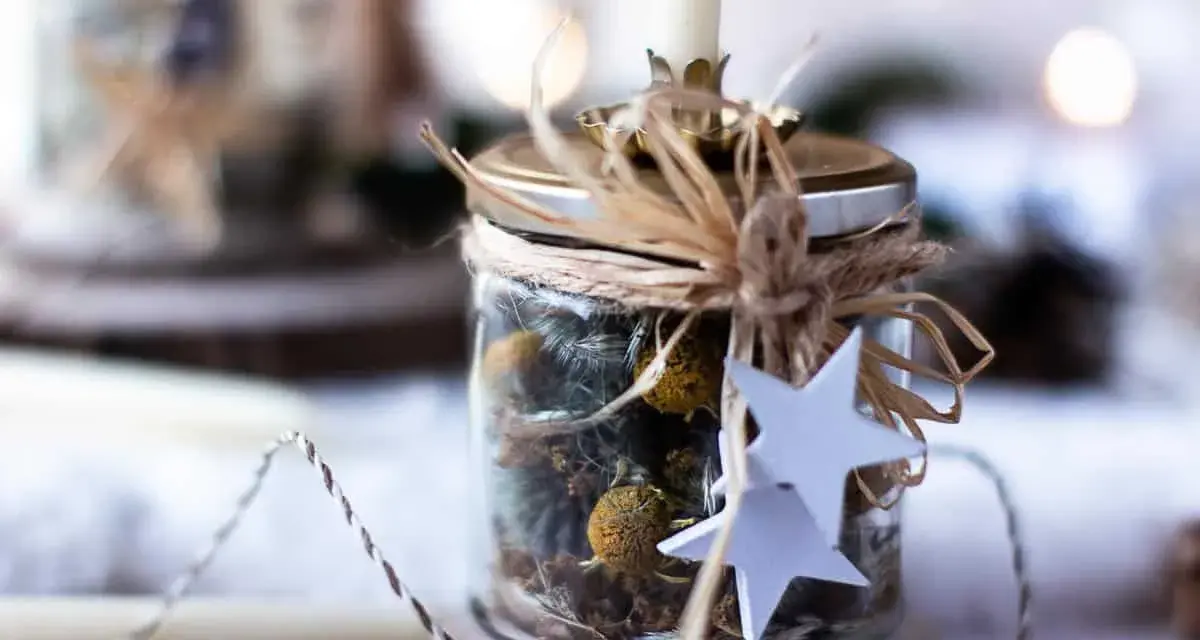 Botes de cristal decorados para velas, con flores secas y estrellas de papel. Una forma rústica y encantadora de adornar y decorar botes de cristal para velas.