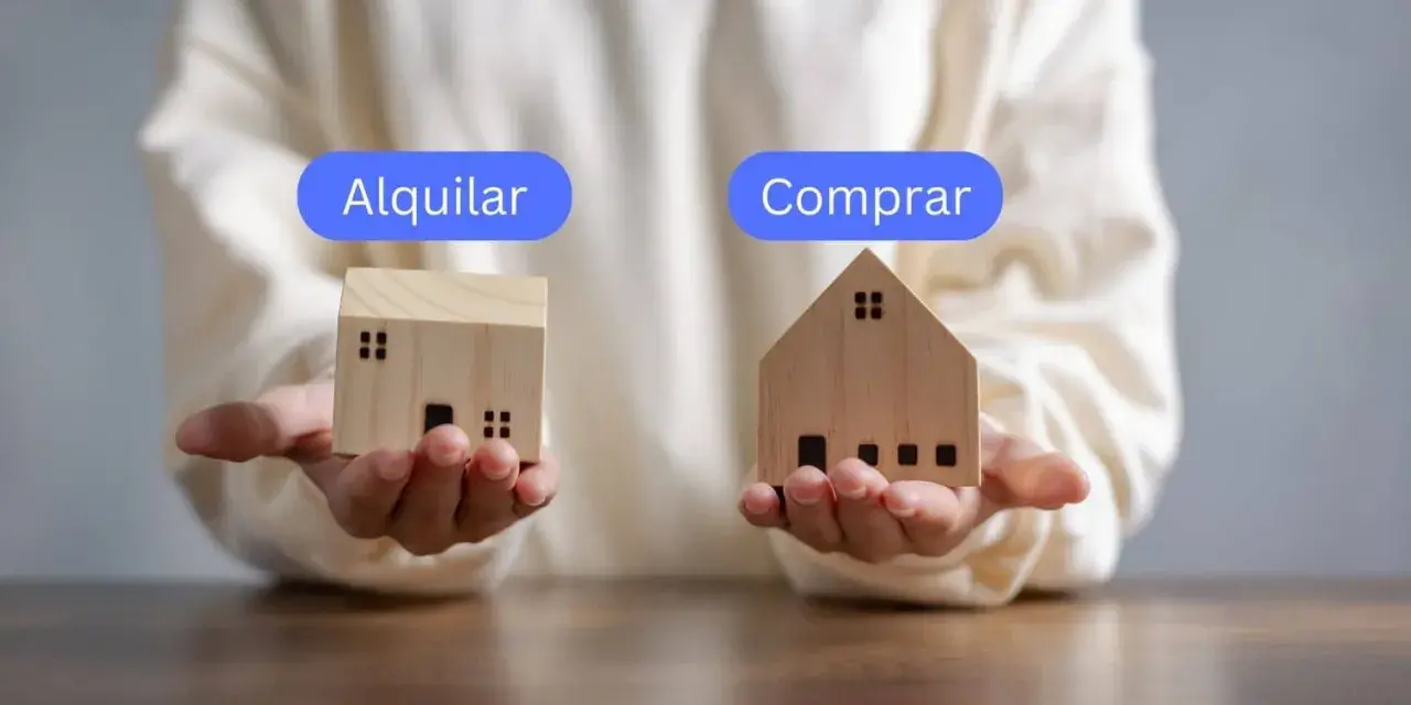 Manos sostienen casas de madera, una con "Alquilar" y otra con "Comprar", planteando la duda de si vivir de alquiler toda la vida es la mejor opción.