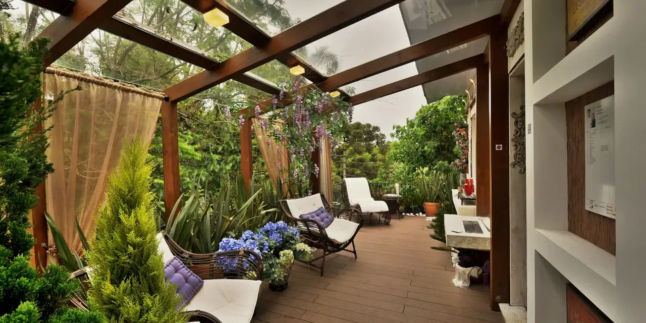 Relájate en estos patios con encanto, rodeado de vegetación exuberante y muebles cómodos bajo un techo de cristal.