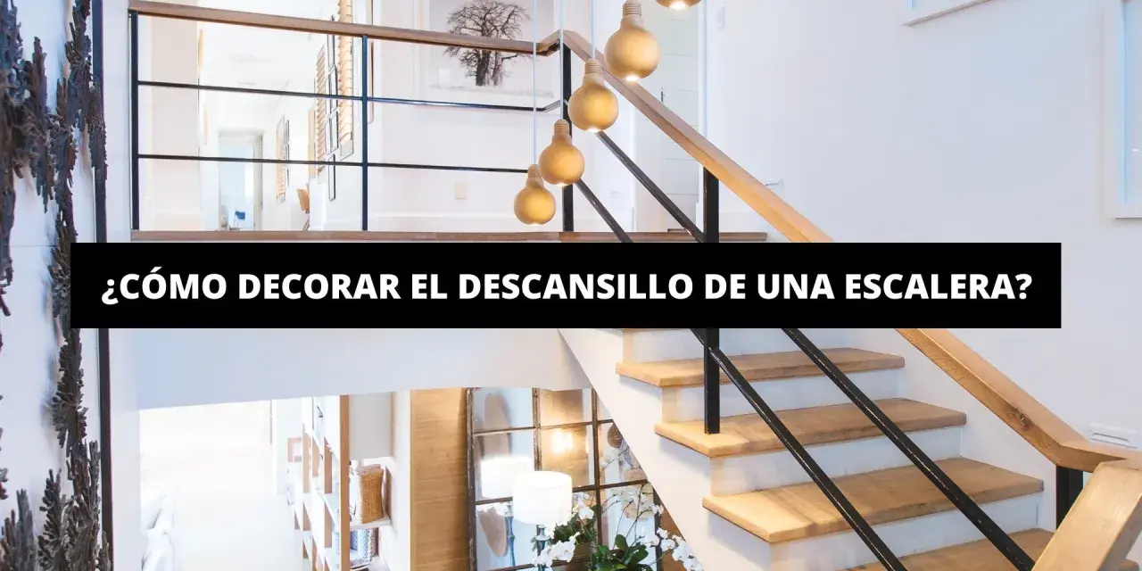 Elegante rellano escalera decoracion con lámparas doradas y arte en la pared. El descansillo escalera luce moderno y acogedor.