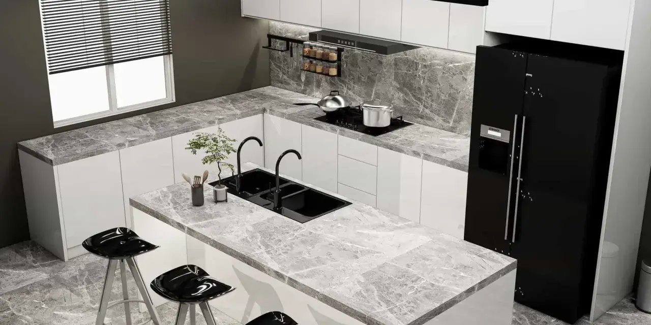 Moderna cocina blanca y gris claro con isla central, fregadero doble, taburetes negros y electrodomésticos de acero inoxidable.