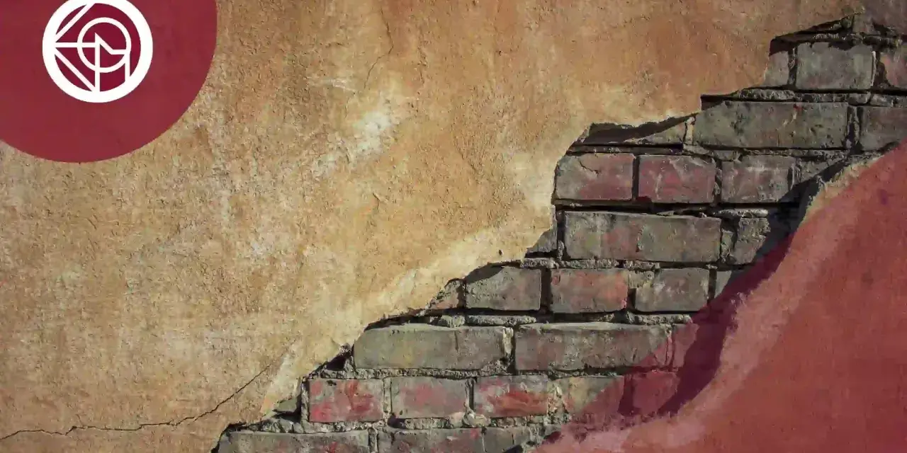 El desprendimiento de la fachada revela ladrillos antiguos, un reflejo de lo que pasa con los propietarios de un edificio en ruinas.