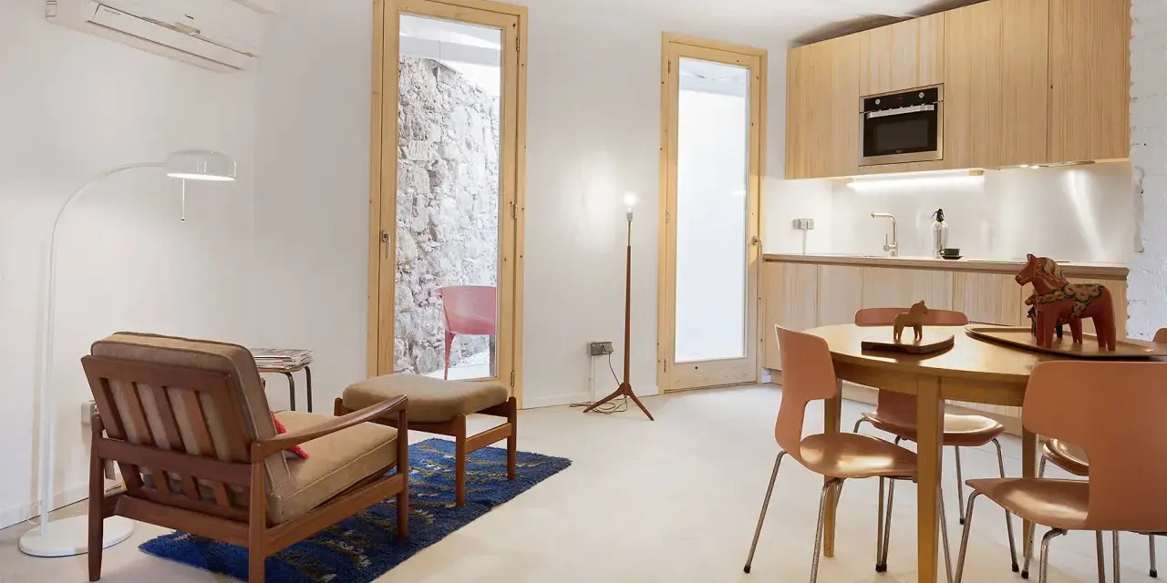 Espacio moderno con cocina y sala, ideal para cumplir los requisitos para convertir un local en vivienda.