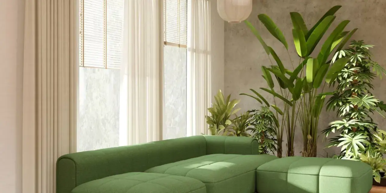 Sofá modular verde pistacho con otomanas a juego, rodeado de exuberantes plantas y cortinas color crema.