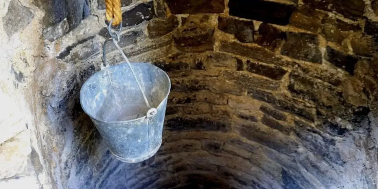Un cubo cuelga de una cuerda en un pozo de piedra. ¡Qué útil sería si pudiera hacer un pozo en mi parcela!