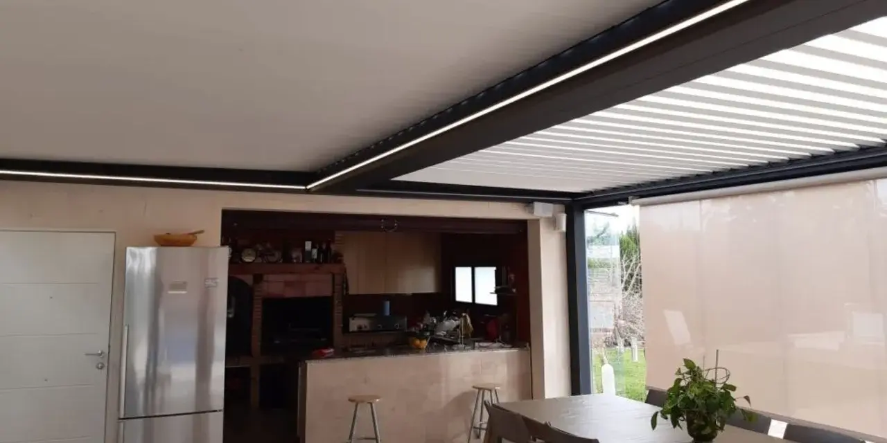 Modernas ideas para techar patio interior: pérgola con iluminación LED, cocina exterior y cortinas enrollables para disfrutar al máximo.