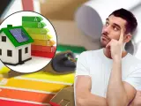 Hombre pensativo junto a una casa con paneles solares y escala de eficiencia energética, pensando en contratos de alquiler.