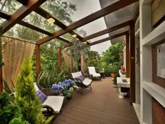Relájate en estos patios con encanto, rodeado de vegetación exuberante y muebles cómodos bajo un techo de cristal.
