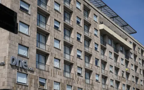 Edificio del Hotel One. Averigua como saber de quien es una propiedad revisando la fachada y el letrero.