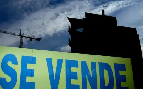 Cartel de "SE VENDE" en amarillo, con grúa y edificio en silueta negra. Oportunidad de venta nuda propiedad.