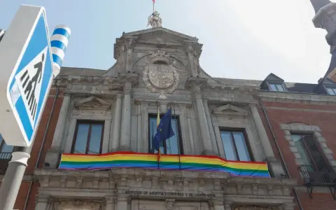 Un edificio oficial luce una bandera arcoíris, mostrando que puedo poner una bandera en mi casa para celebrar.