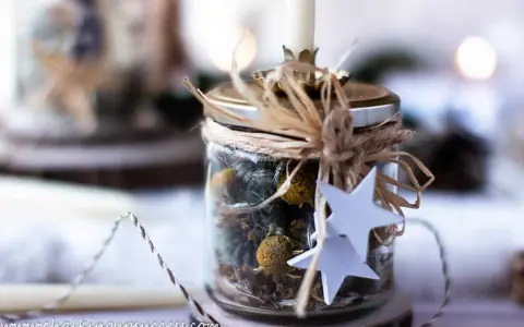 Botes de cristal decorados para velas, con flores secas y estrellas de papel. Una forma rústica y encantadora de adornar y decorar botes de cristal para velas.