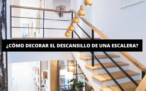 Elegante rellano escalera decoracion con lámparas doradas y arte en la pared. El descansillo escalera luce moderno y acogedor.
