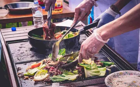 Cocina al aire libre, carne y verduras en plancha. Cumpliendo la normativa barbacoas Catalunya para disfrutar de la comida.