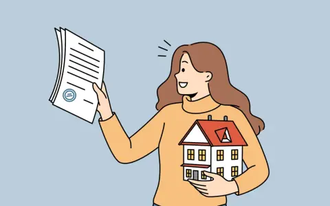 Mujer sonriente sostiene una casa y un documento, indicando cómo saber si una casa tiene seguro.