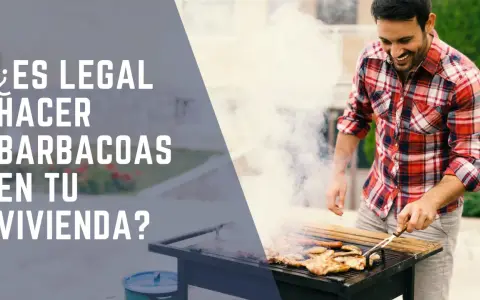 Hombre sonriente asa carne en barbacoa. ¿Es legal hacer barbacoas en tu vivienda? Conoce la normativa barbacoas en chalets.