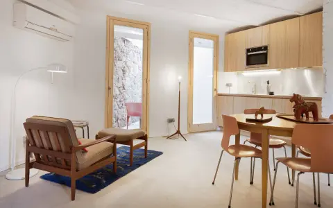 Espacio moderno con cocina y sala, ideal para cumplir los requisitos para convertir un local en vivienda.