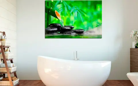 Un cuadro con bambú y piedras de spa, ideal para crear ideas de cuadros para baños relajantes y zen.