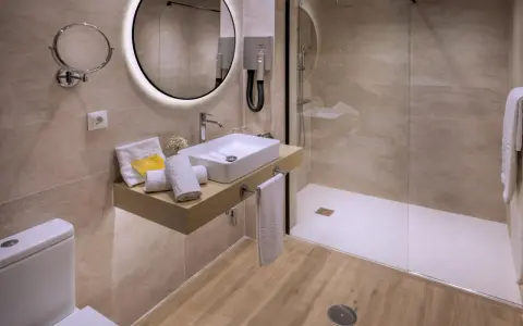 Baño moderno con ducha, lavabo y WC. Se podría pensar que para cambiar bañera por ducha hace falta licencia de obra, pero aquí ya está hecho.
