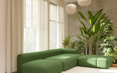 Sofá modular verde pistacho con otomanas a juego, rodeado de exuberantes plantas y cortinas color crema.