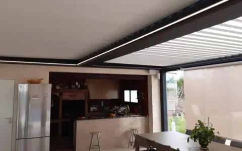 Modernas ideas para techar patio interior: pérgola con iluminación LED, cocina exterior y cortinas enrollables para disfrutar al máximo.